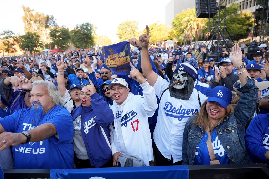 Aficionados alinetan a los jugadores de los Dodgers de Los Ángeles que ganaron la Serie Mundial durante el desfile en Los Ángeles. (AP Foto/Jae C. Hong)