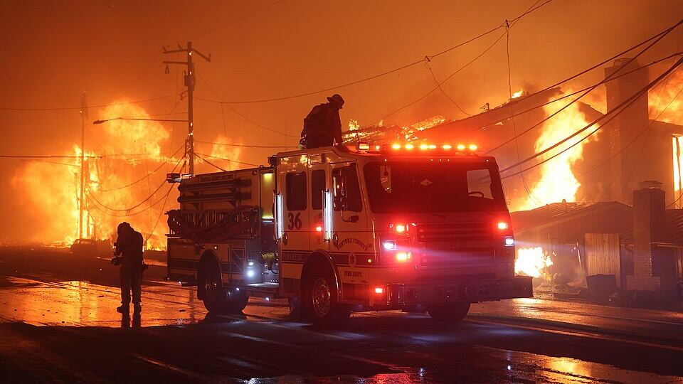 Este recuento reúne los sucesos que definieron el año, marcado por conflictos internacionales, tanto militares como comerciales, y muchos hechos que captaron la atención pública. Foto: Cal Fire.