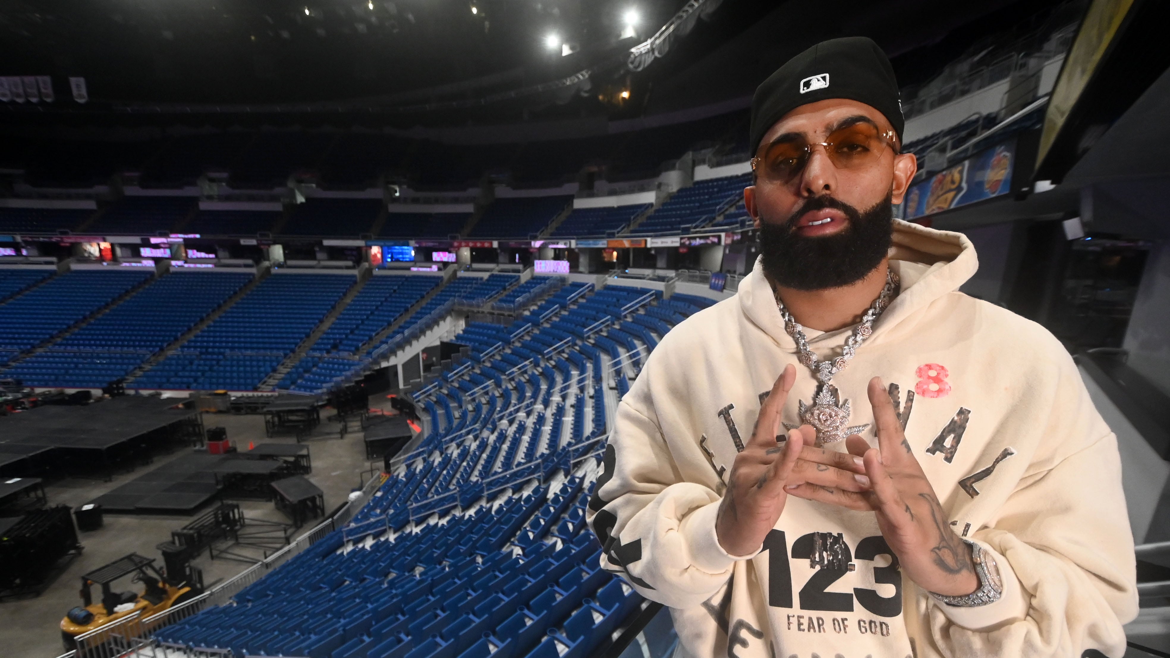 Música. Eladio Carrión, quien arranca en Puerto Rico su gira Sol María, apela a un sentimiento genuino sobre sus raíces a través de su propuesta musical que trasciende fronteras globales. / dennis a. jones