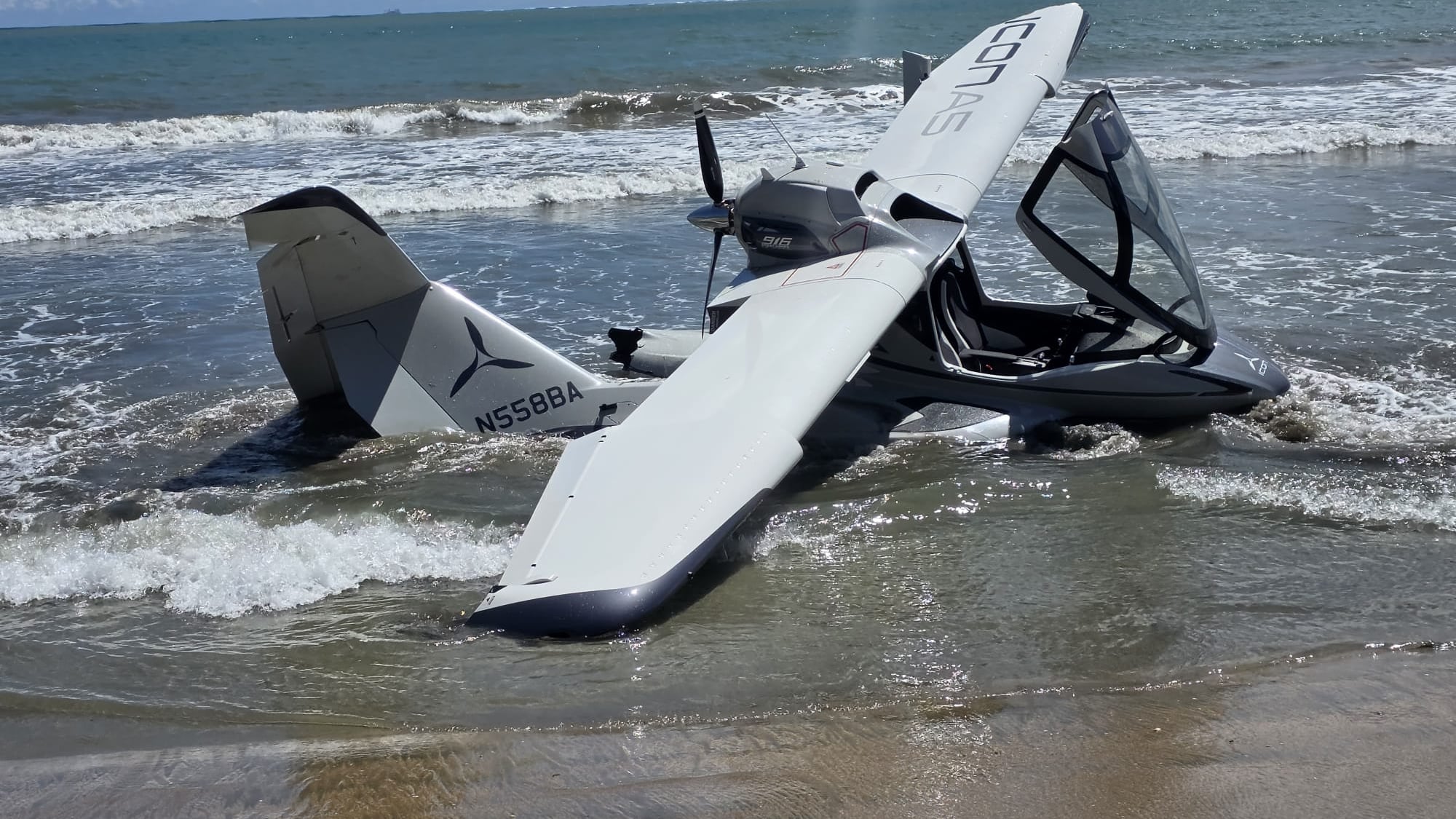 Las autoridades mencionaron que, al momento, el piloto y único ocupante, se encuentra estable.