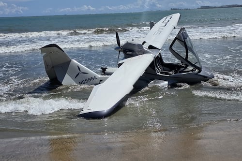 Avioneta se estrella en playa de Levittown