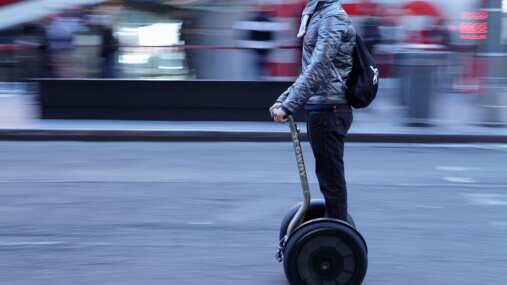 Un hombre recorre la ciudad en una terecina eléctrica