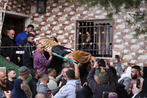 Cientos de palestinos despiden a tres de las cuatro mujeres muertas por un misil de racimo iraní