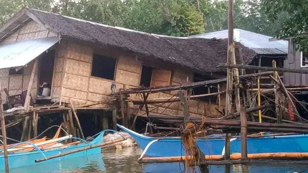Esta fotografía publicada por el gobierno local de Hinatuan, Filipinas, el domingo 3 de diciembre de 2023 muestra una casa dañada tras un sismo que sacudió la localidad del sur de Filipinas. (LGU Hinatuan vía AP)