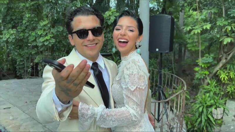 Ángela Aguilar y Nodal mandaron mensaje vestidos de novios. Crédito: Univision