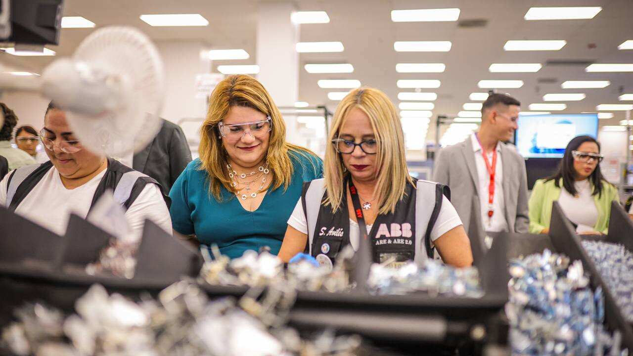 La gobernadora de Puerto Rico en el anuncio sobre expansión de planta ABB en Arecibo.