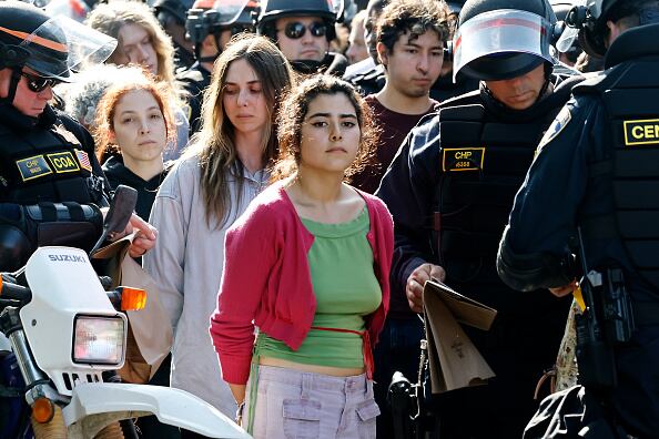 Oficiales de la Patrulla de Carreteras de California (CHP) detienen a manifestantes cerca de la autopista 101 el 10 de junio de 2025 en Los Ángeles, California.