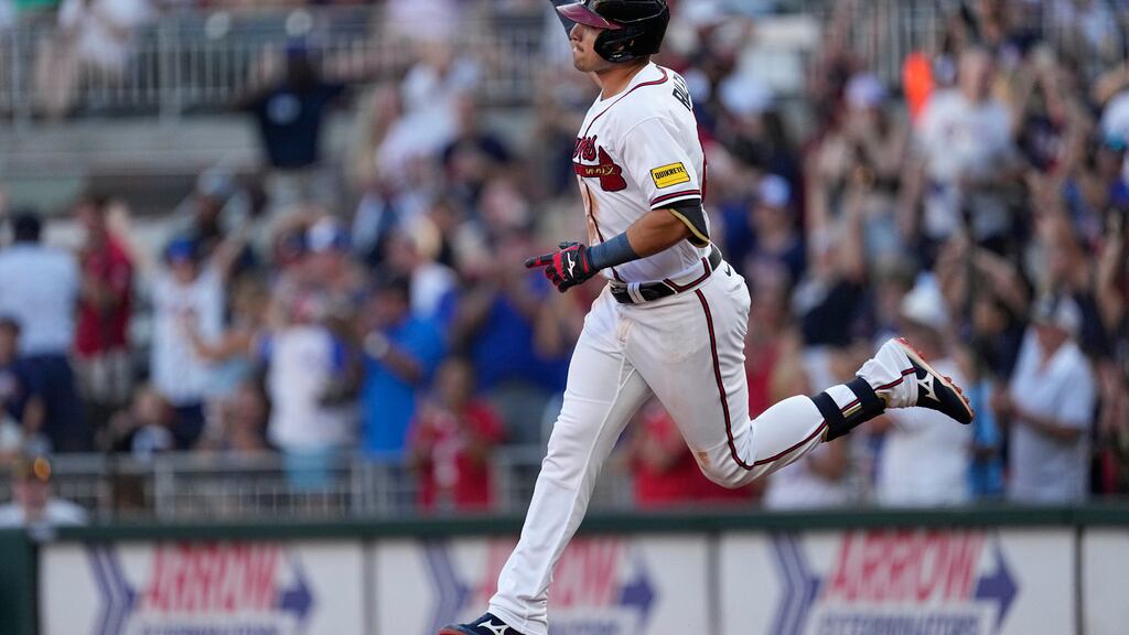 Austin Riley de los Bravos de Atlanta hace un gesto mientras recorre las bases tras conectar un jonrón de dos carreras frente a los Mellizos de Minnesota el martes 27 de junio del 2023. (AP Foto/John Bazemore)