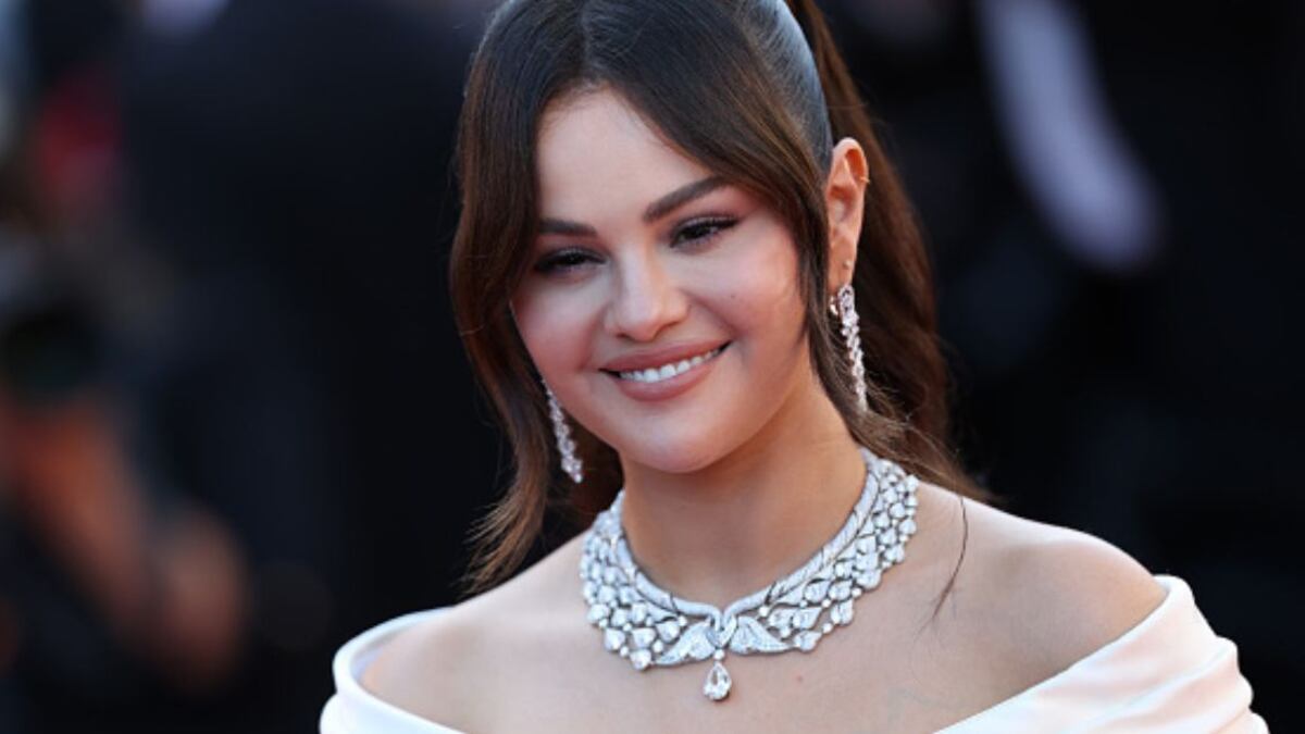 Tirantes espagueti: la tendencia de los 90 que las celebs como Selena Gomez han convertido en su favorita