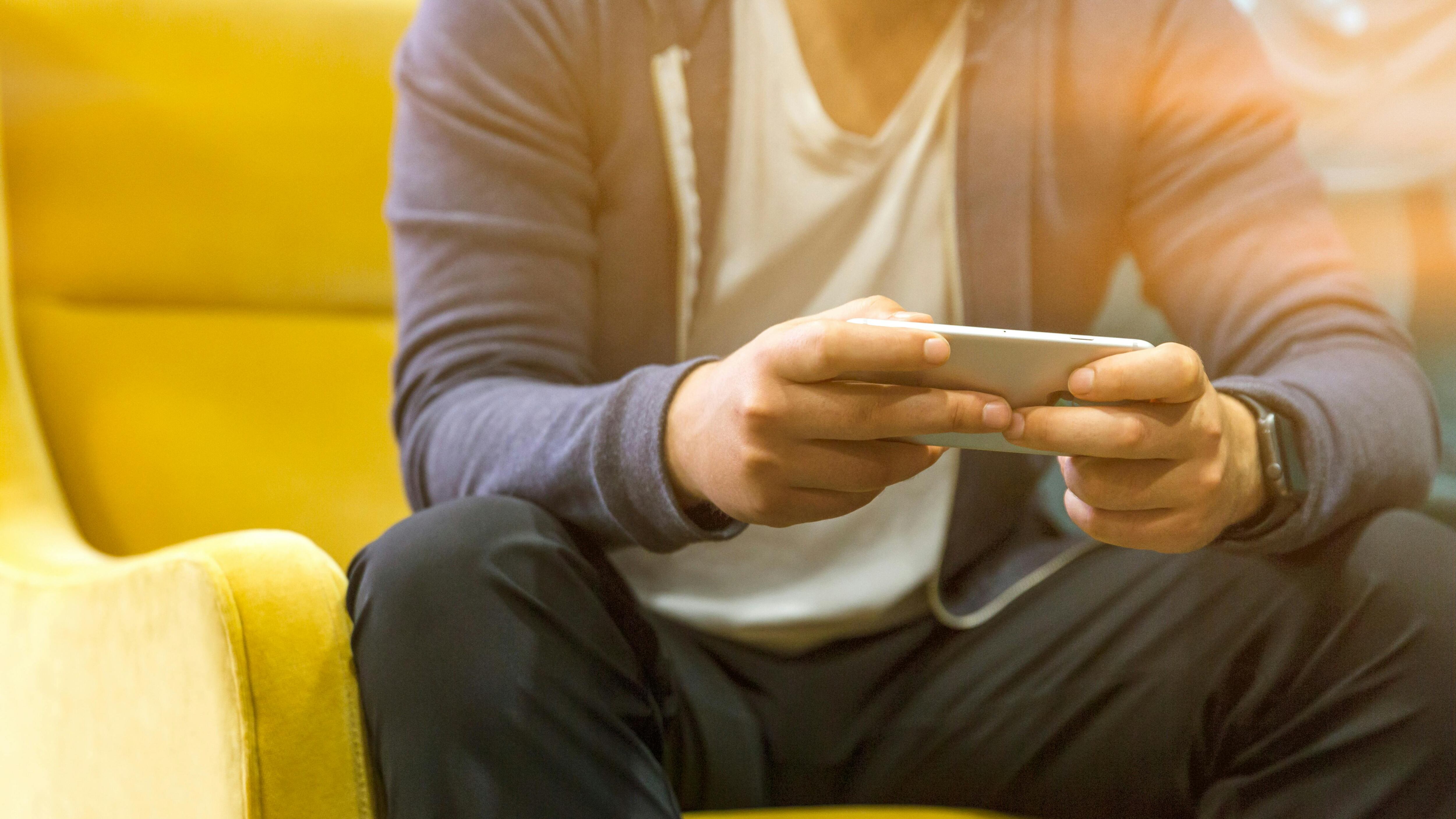 Adolescente termina en emergencias porque le quitaron el celular