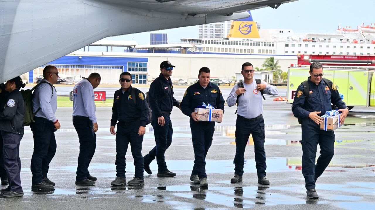 bomberos que colaboraron en rescate en Santo Domingo