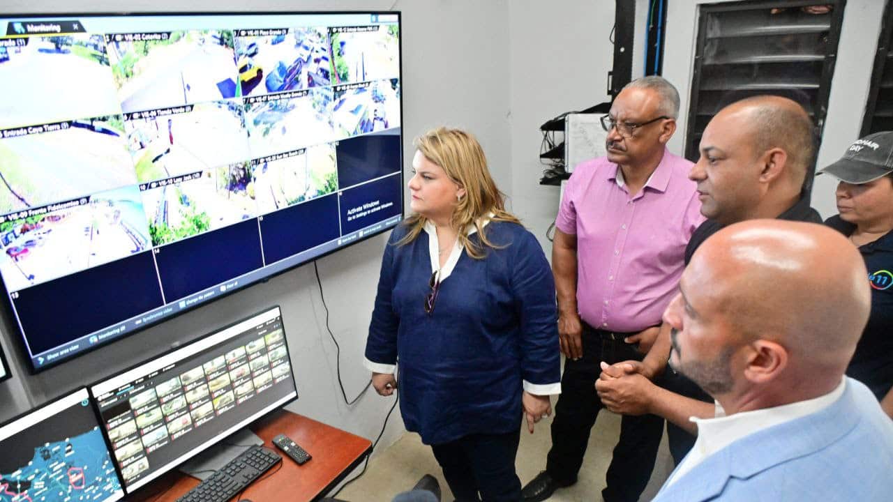 La gobernadora Jenniffer González Colón inspecciona el nuevo sistema de cámaras de seguridad en Vieques.