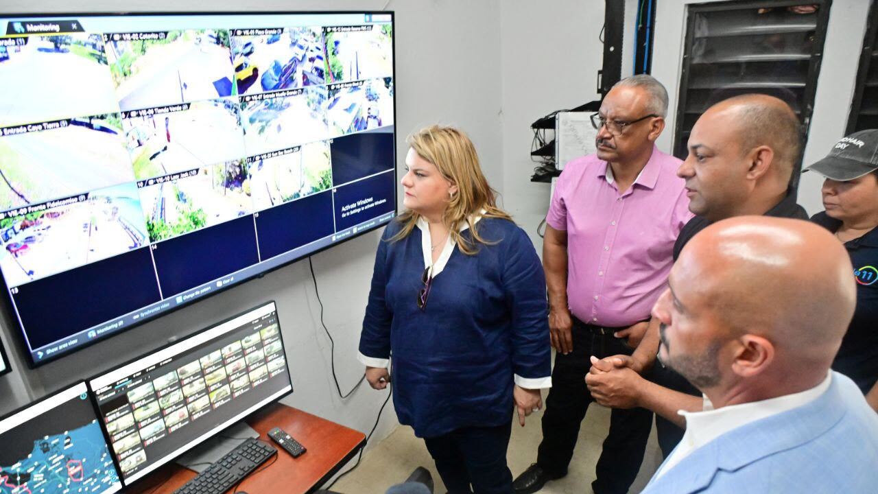 La gobernadora Jenniffer González Colón inspecciona el nuevo sistema de cámaras de seguridad en Vieques.