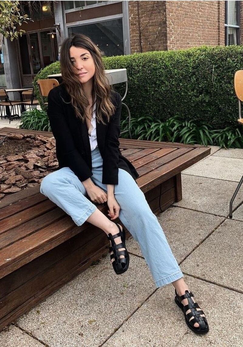 ¿Adiós tenis? Las sandalias de pescador serán las más buscadas de 2026 y así se combinan con jeans