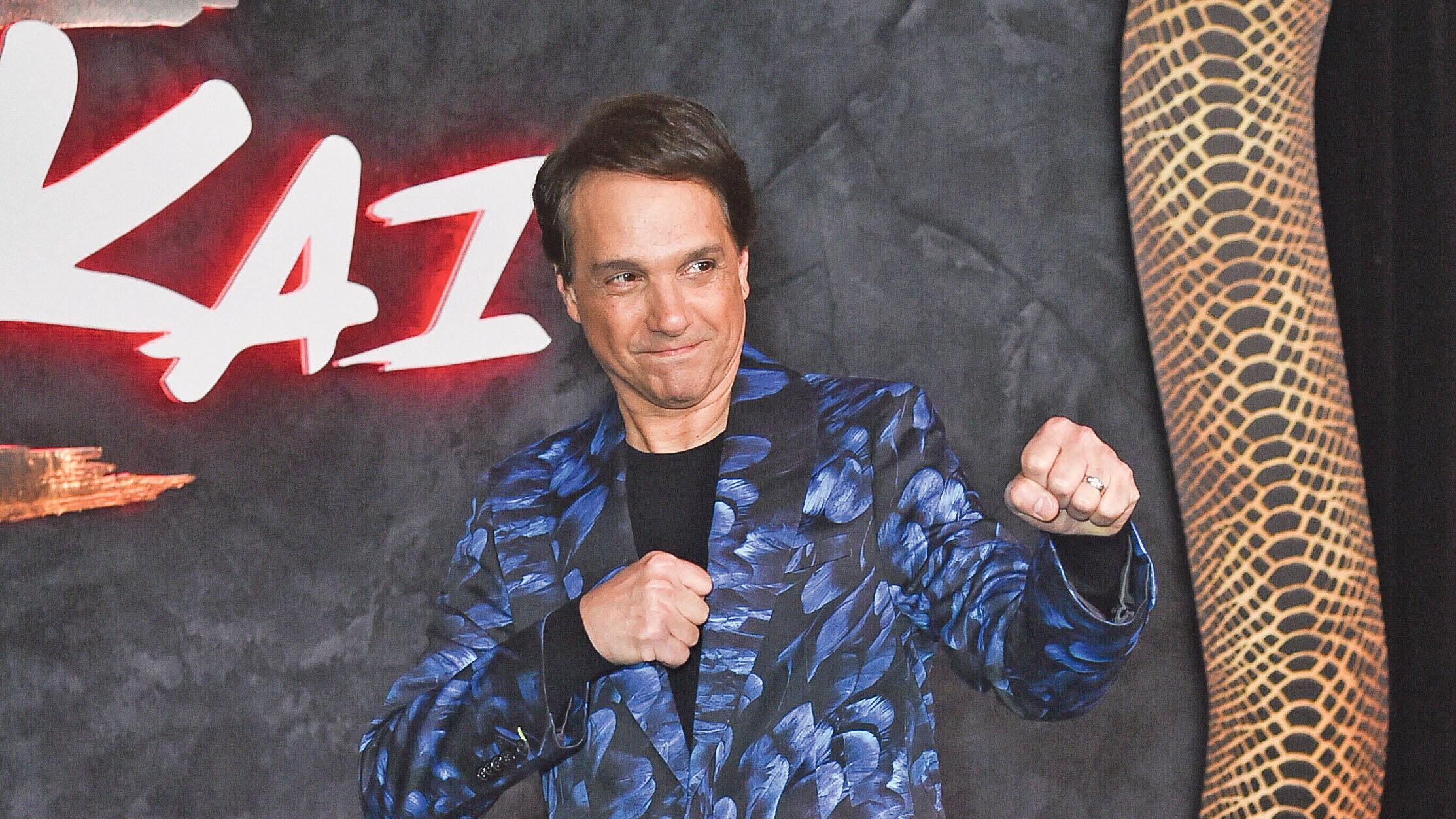 Ralph Macchio llega al estreno de la sexta y última temporada de "Cobra Kai" el miércoles 12 de febrero de 2025 en el Egyptian Theatre de Los Ángeles. (Foto de Richard Shotwell/Invision/AP)
