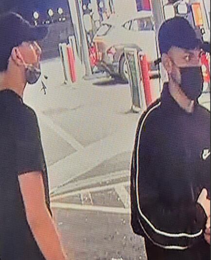 Policía busca identificar a sospechosos de cometer varios robos en gasolineras de Carolina.