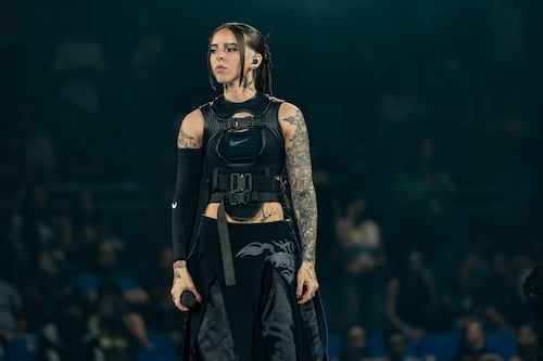 Young Miko rompe el escenario en su primer Choliseo