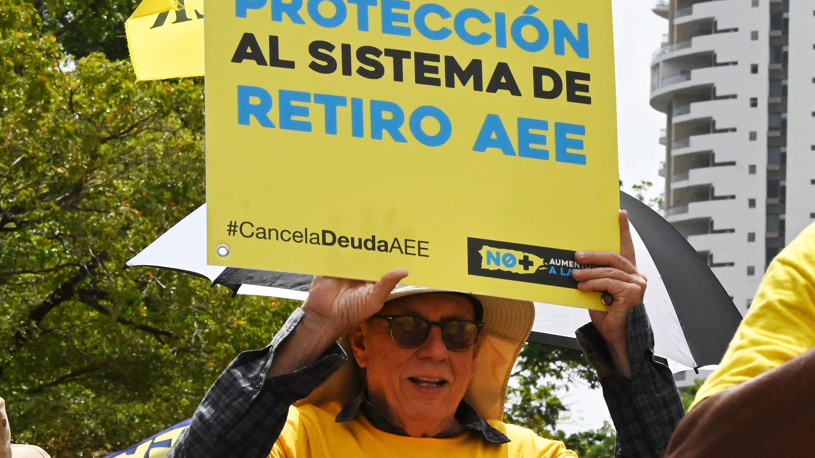 Jubilados de la AEE, protestan frente al Tribunal Federal