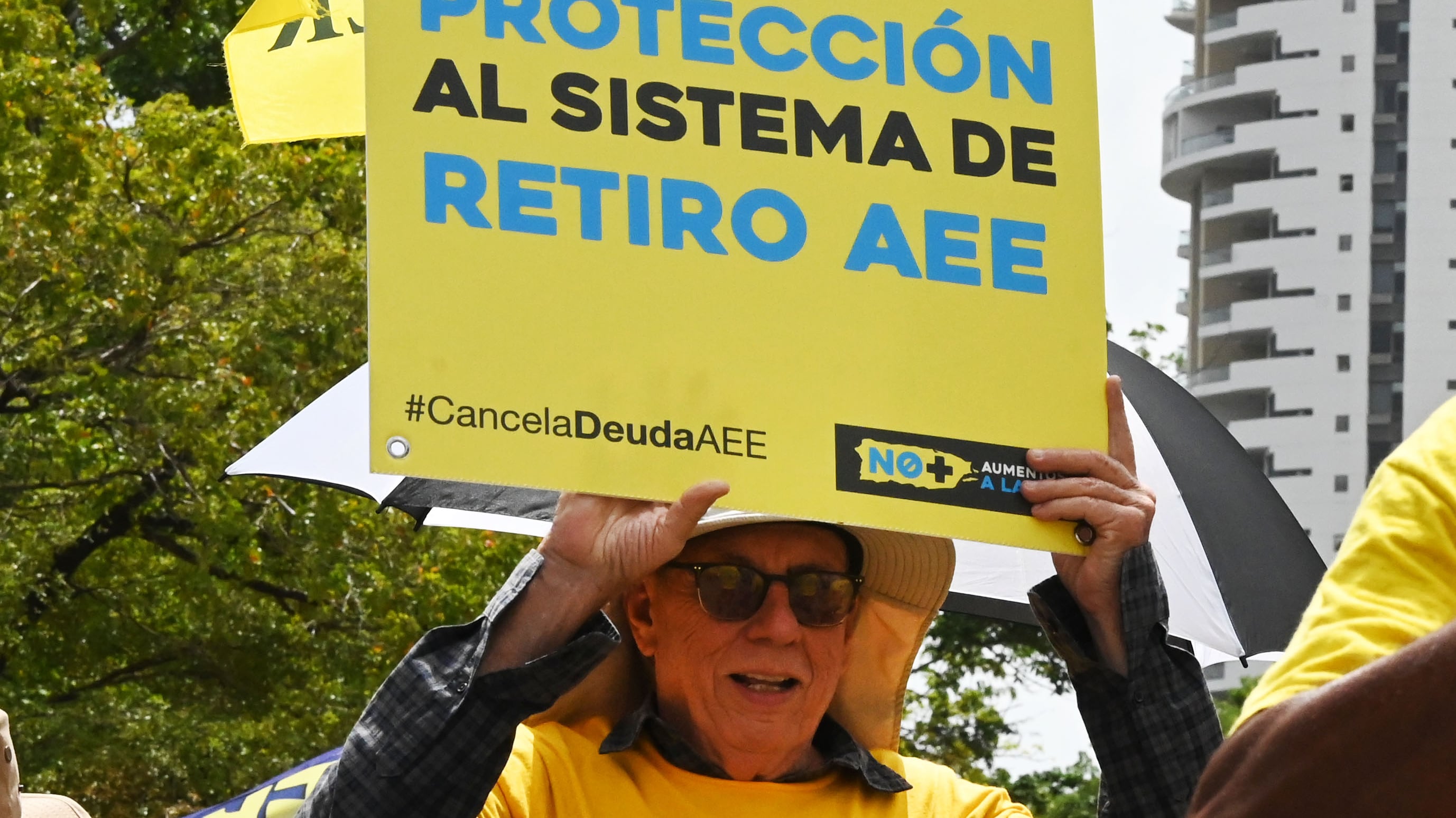 Jubilados de la AEE, protestan frente al Tribunal Federal