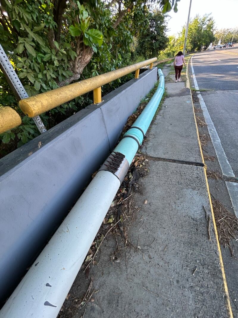 El tubo ocupa parte de la acera del puente de la avenida Víctor Rojas, en donde personas caminan a diario.