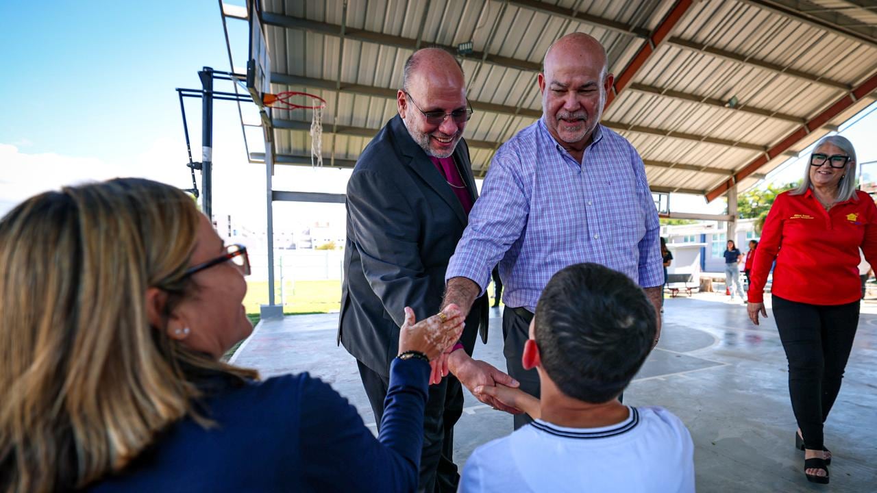 Carlos “Johnny” Méndez visita el Hogar San Miguel en Ponce