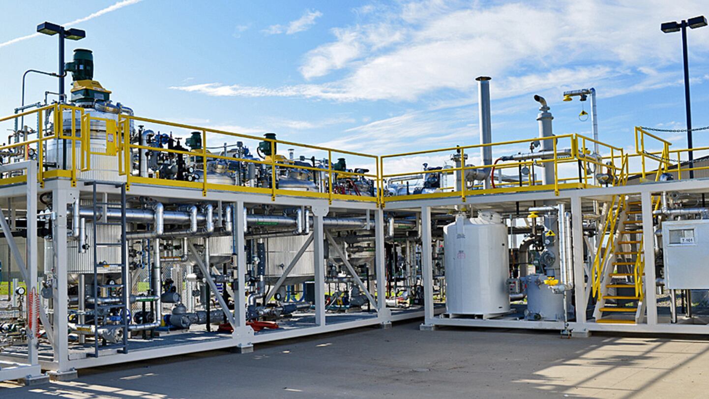 Una planta de polimerización.