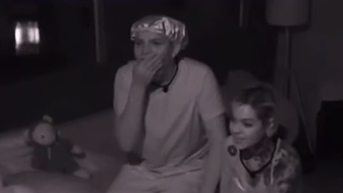 Emiro y Melissa Gate espían a Karina y "Altafulla" teniendo relaciones sexuales.