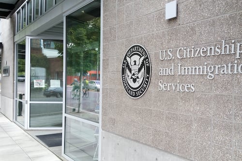 EE. UU. elimina extensiones automáticas de permisos de trabajo para inmigrantes