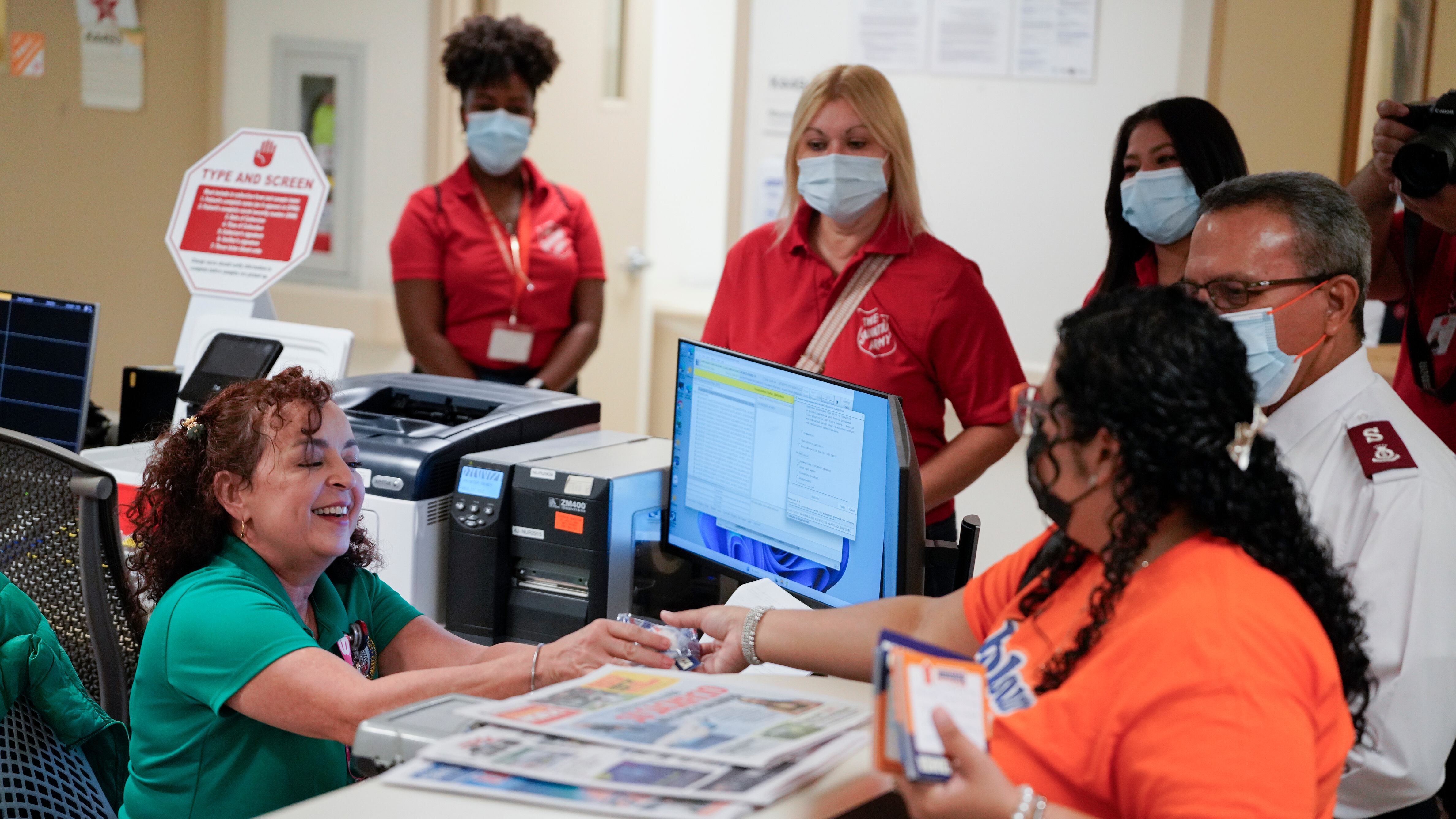 La organización The Salvation Army y Holsum regalaron donas en varios hospitales de Puerto Rico.