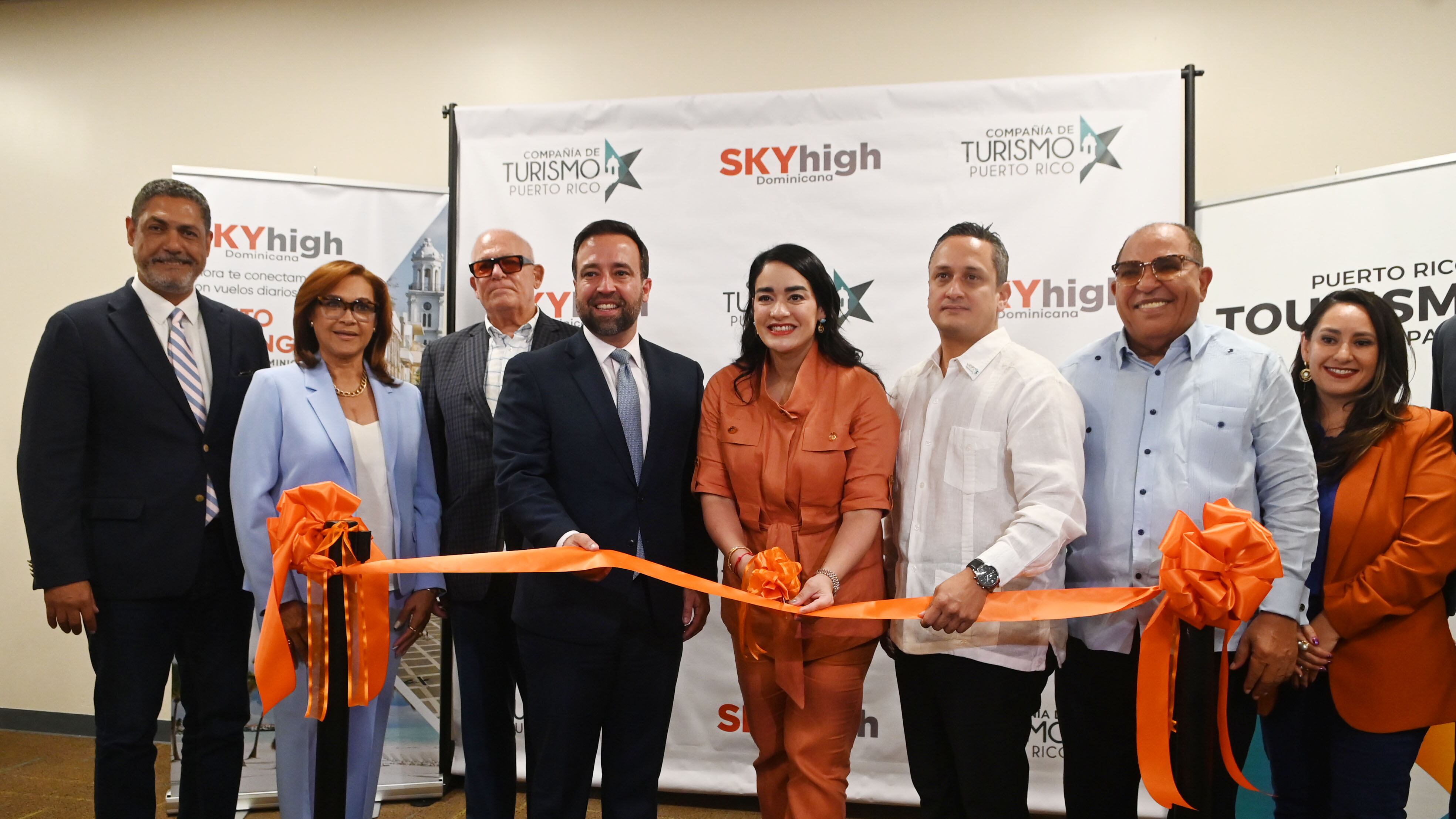 Inauguración de los vuelos de SkyHigh de Santo Domingo a San Juan