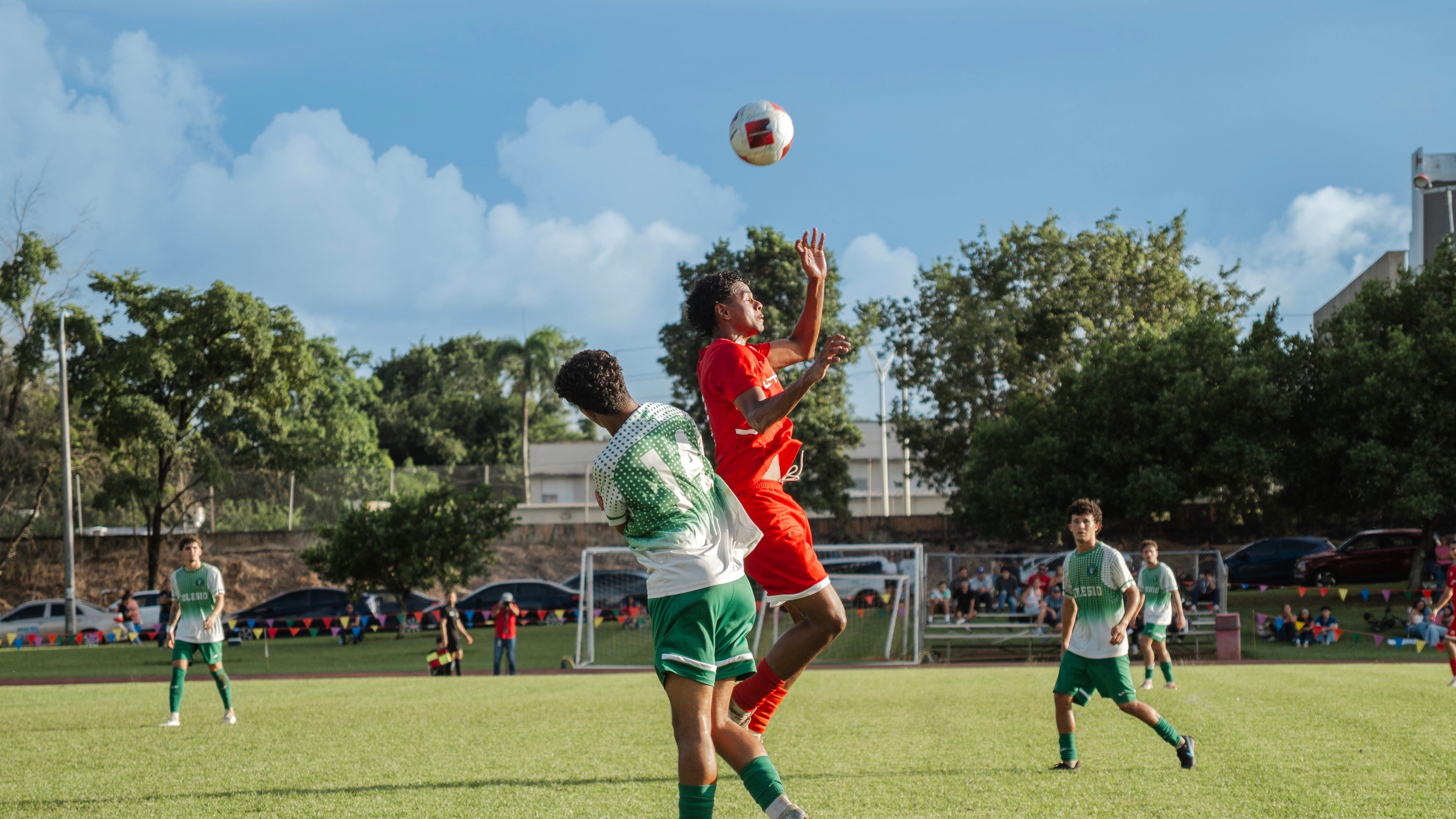 El clásico del fútbol LAI entre Gallitos y Tarzanes no decepcionó a la fanaticada a pesar de finalizar el duelo 3-3. (Foto_ Ariana Rodríguez _ LAI)