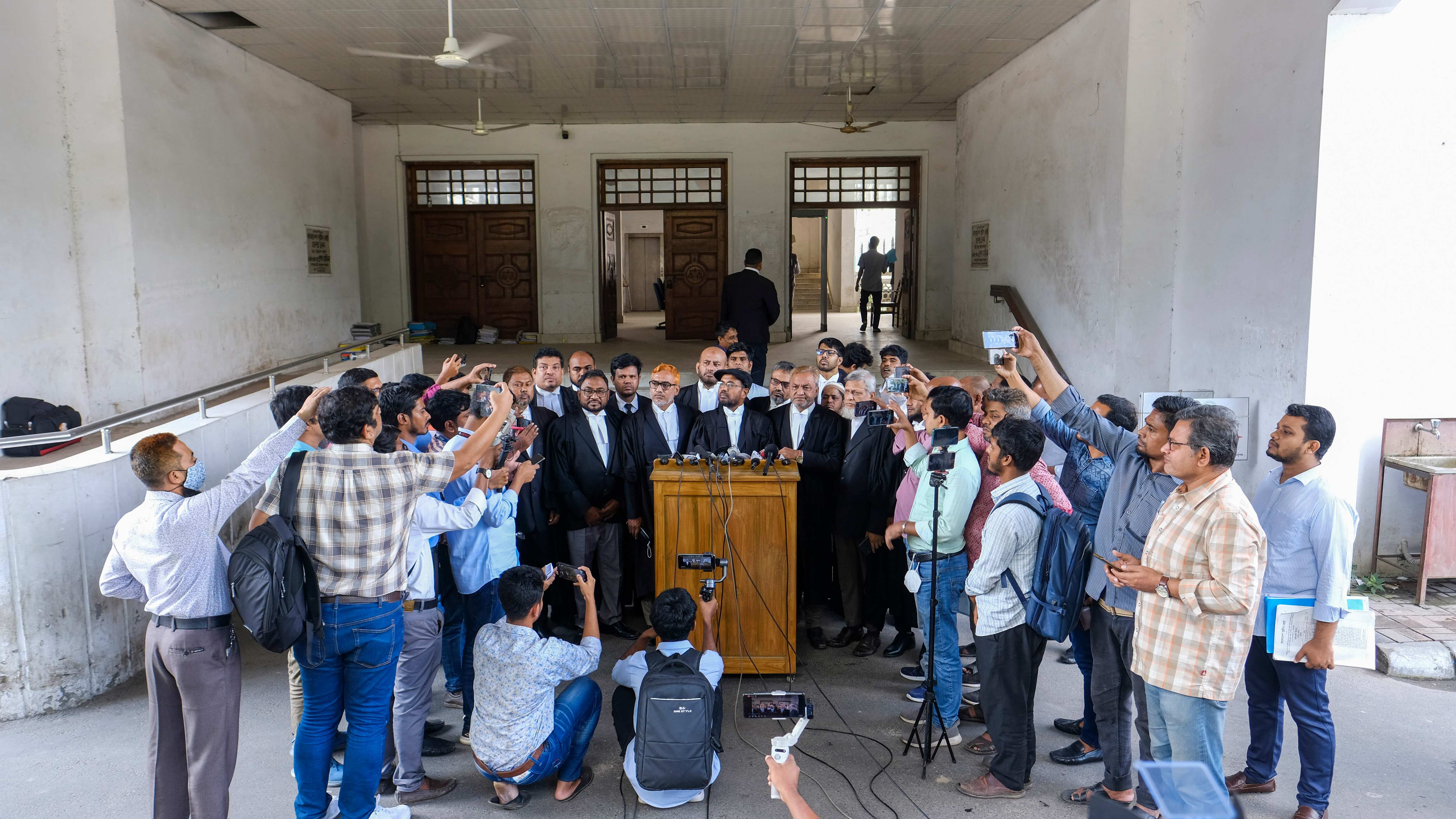 Matiur Rahman Akanda, abogado del partido político bangladesí Jamaat-e-Islami, habla con la prensa en Daca el 19 de noviembre de 2023.