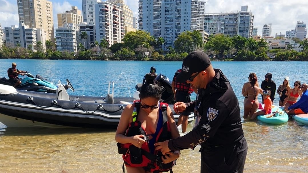 La intervención ocurrió frente a La Concha, donde la mujer fue arrastrada mar adentro por fuertes corrientes.