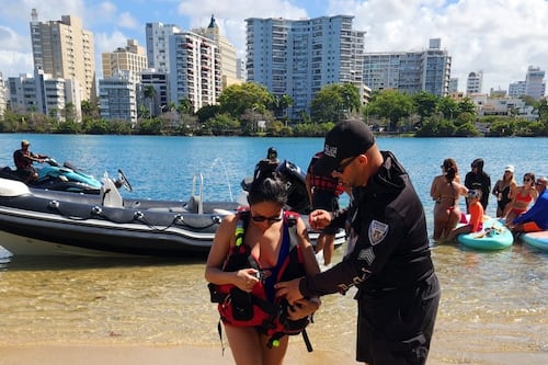 Rescatan a turista arrastrada por corrientes en playa del Condado