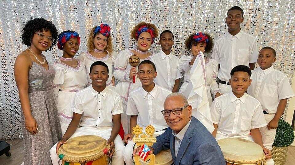 El vicealcalde de Loíza, Luis Rafael Ortiz comparte con los jóvenes del grupo cultural de bomba Belelé.