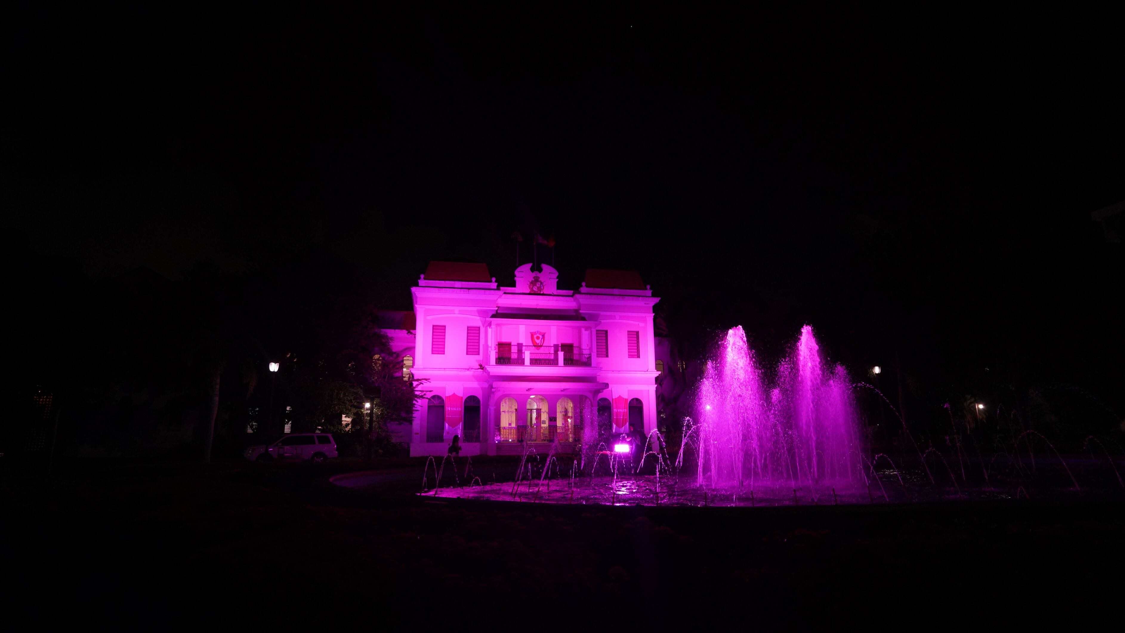 El edificio San Vicente iluminado de rosa.