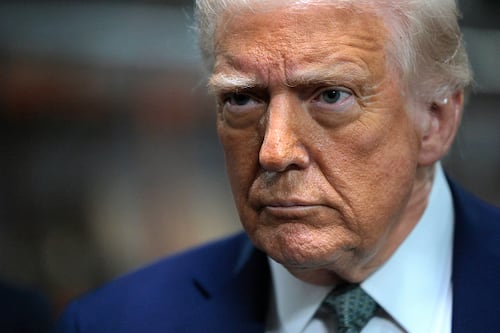 Trump considera pausar aranceles automotrices mientras la economía mundial sufre turbulencias