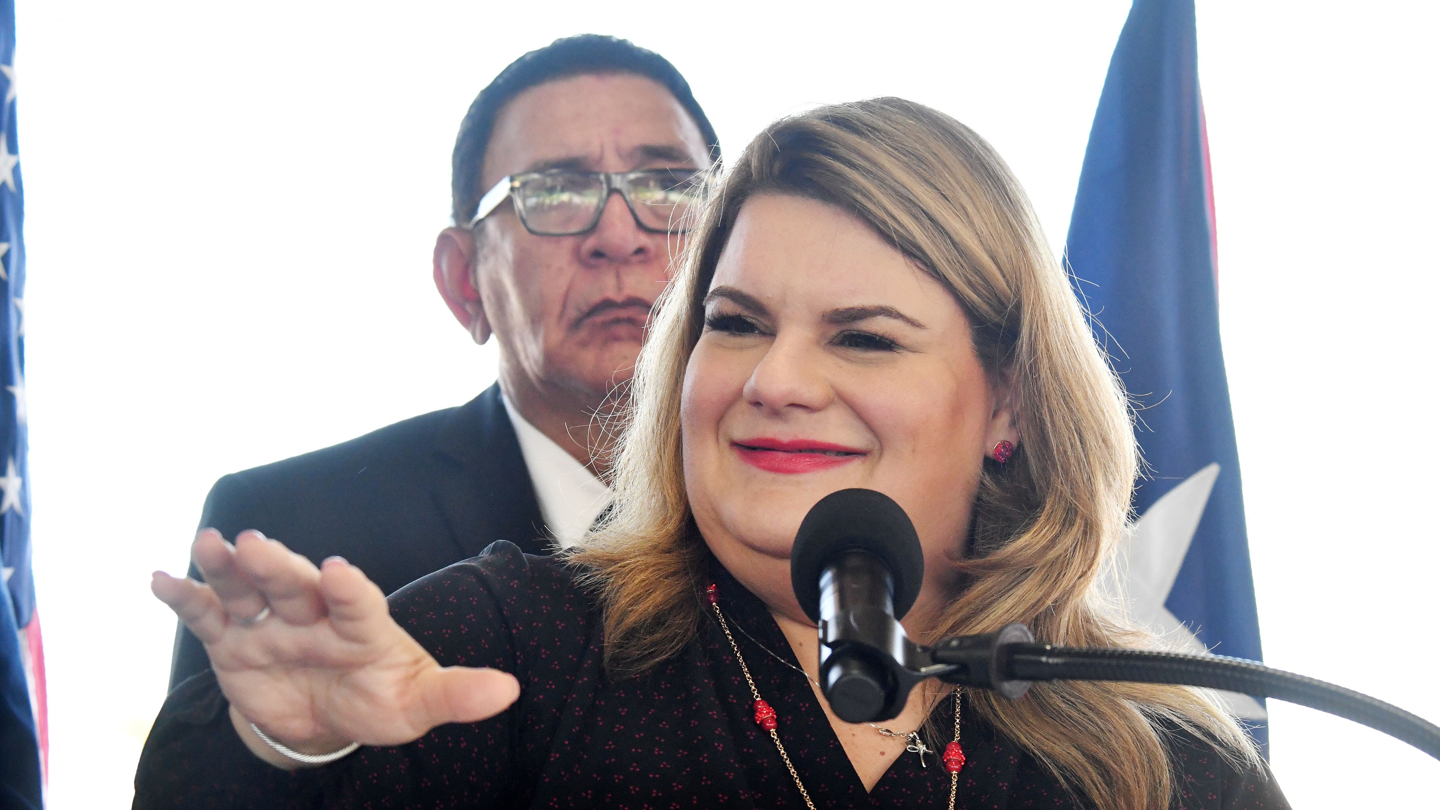 La gobernadora Jennifer Gonzalez, hace entrega de ayudas economicas para los pescadores