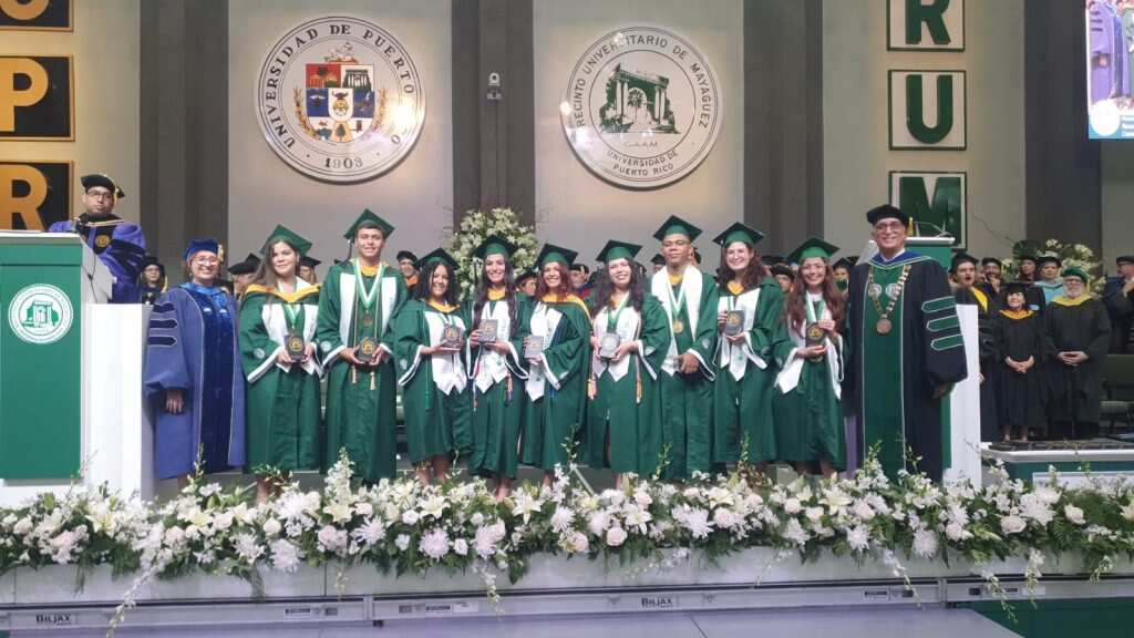 estudiantes del RUM se gradúan con promedio perfecto