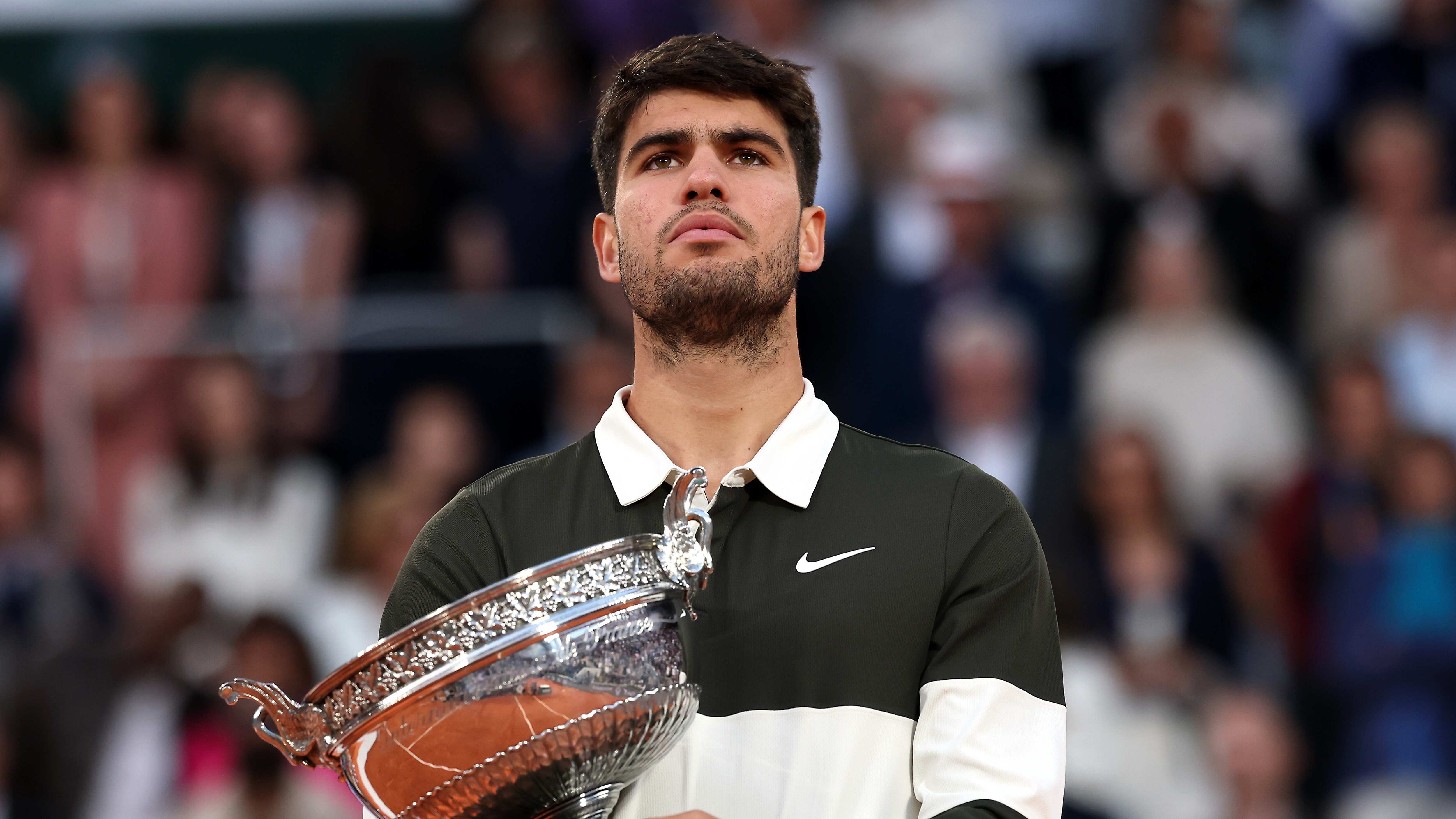 Carlos Alcaraz al ganar su Roland Garros y lograr su quinto Grand Slam tras vencer a Jannik Sinner