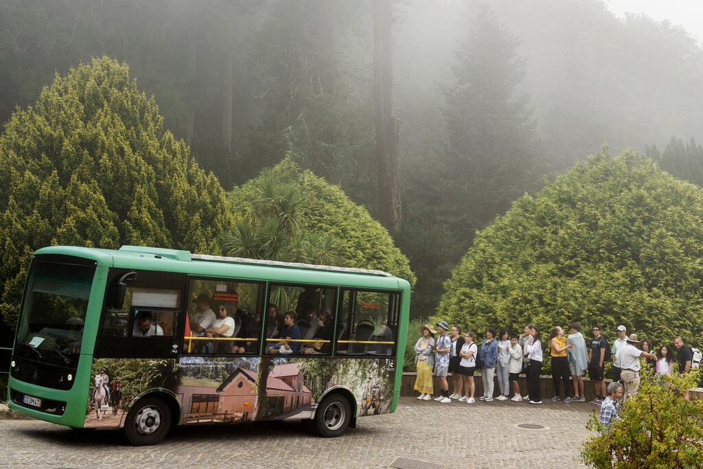 Turistas esperan abordar un bus en el Palacio Pena en Sintra, Portugal.  (AP Photo/Ana Brigida)