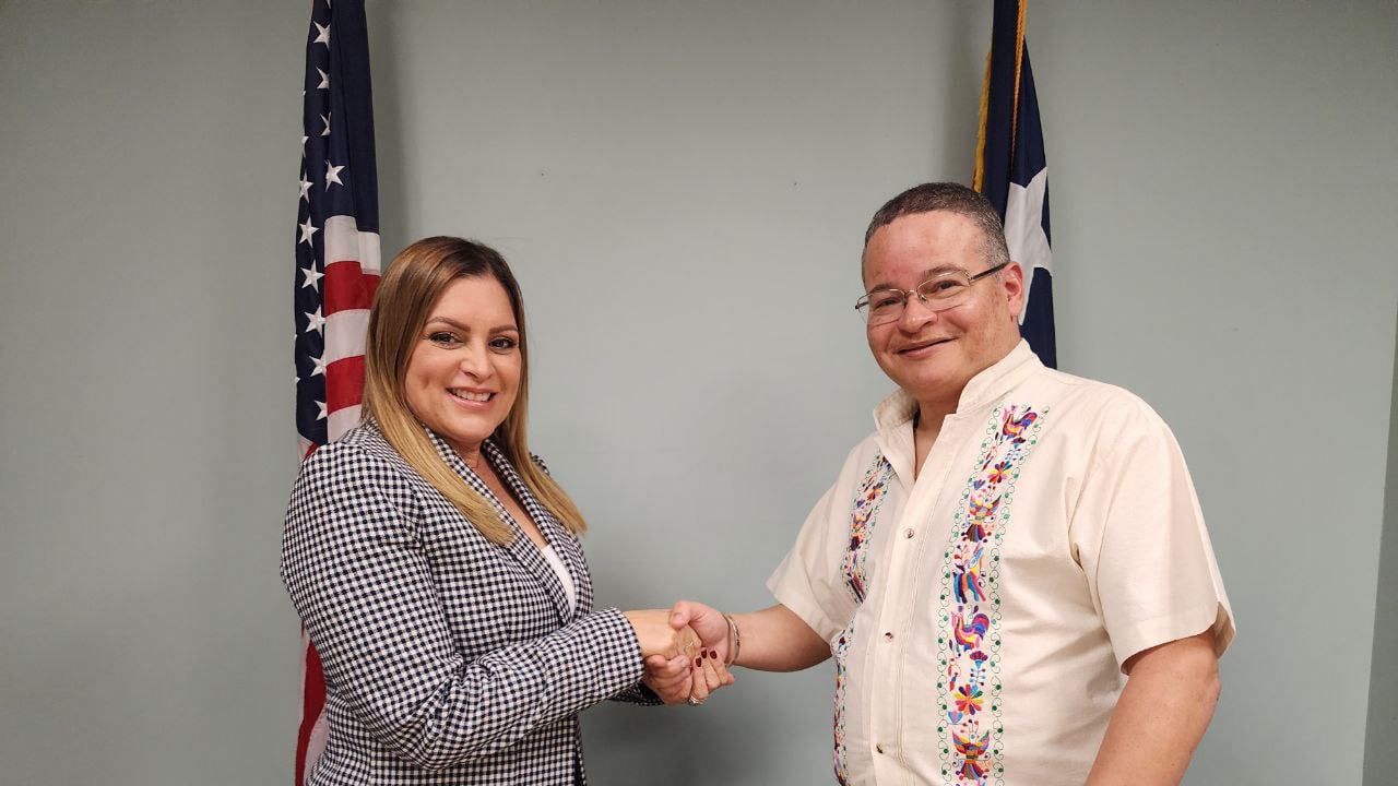 Administradora del Fondo junto al Secretario de Salud