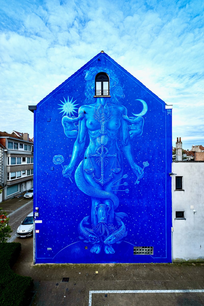 El reconocido artista puertorriqueño fue convocado por segunda ocasión a este festival, uno de los más importantes de arte urbano y muralismo de Europa, para participar en la celebración de su décimo aniversario. Allí presentó “Ser Infinito”, una obra de gran formato dominada por azules intensos, que conecta lo humano con el universo.