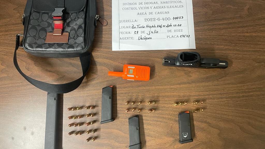 La foto muestra el material ocupado mientras se intentaba arrestar al sospechoso de un secuestro en Gurabo.