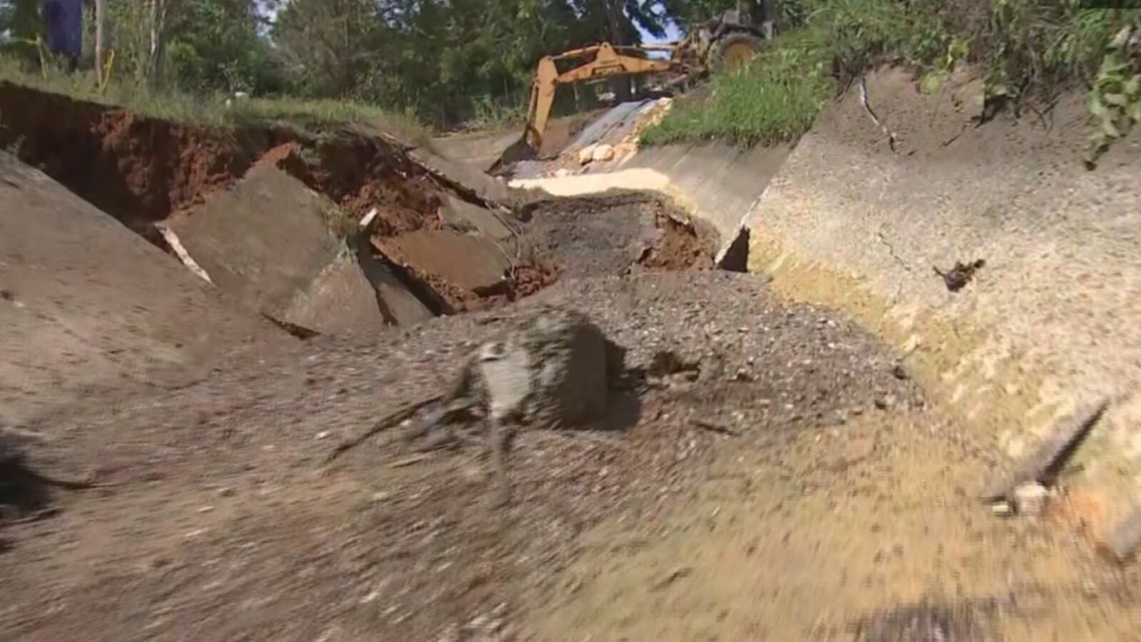 Se complica la reparación del socavón