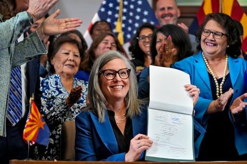 Gobernadora de Arizona firma proyecto de ley para derogar antigua ley contra el aborto
