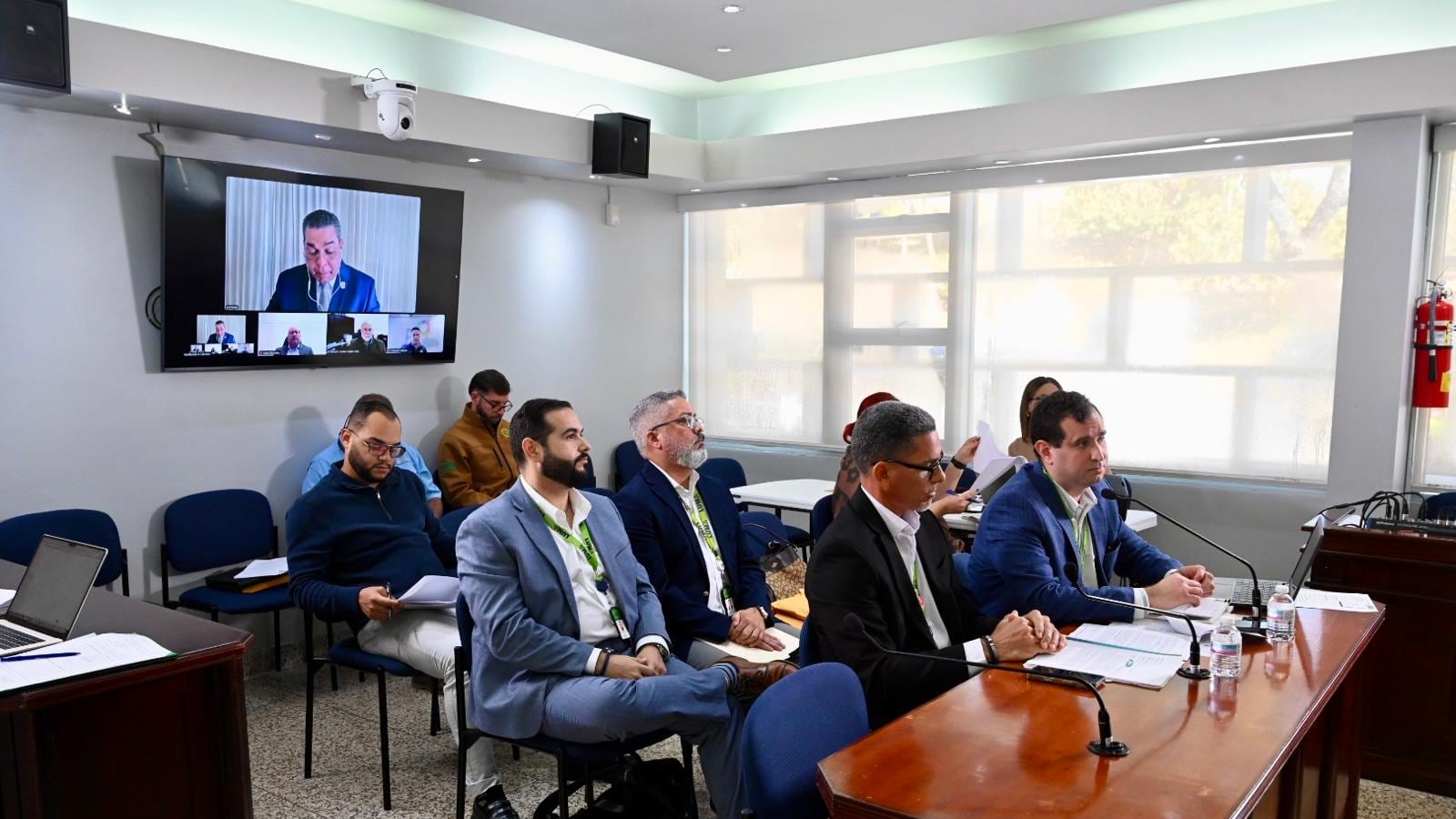 Municipios y el Zar de Energía plantean que la merma de brigadas y decisiones gerenciales han afectado la confiabilidad del sistema eléctrico.