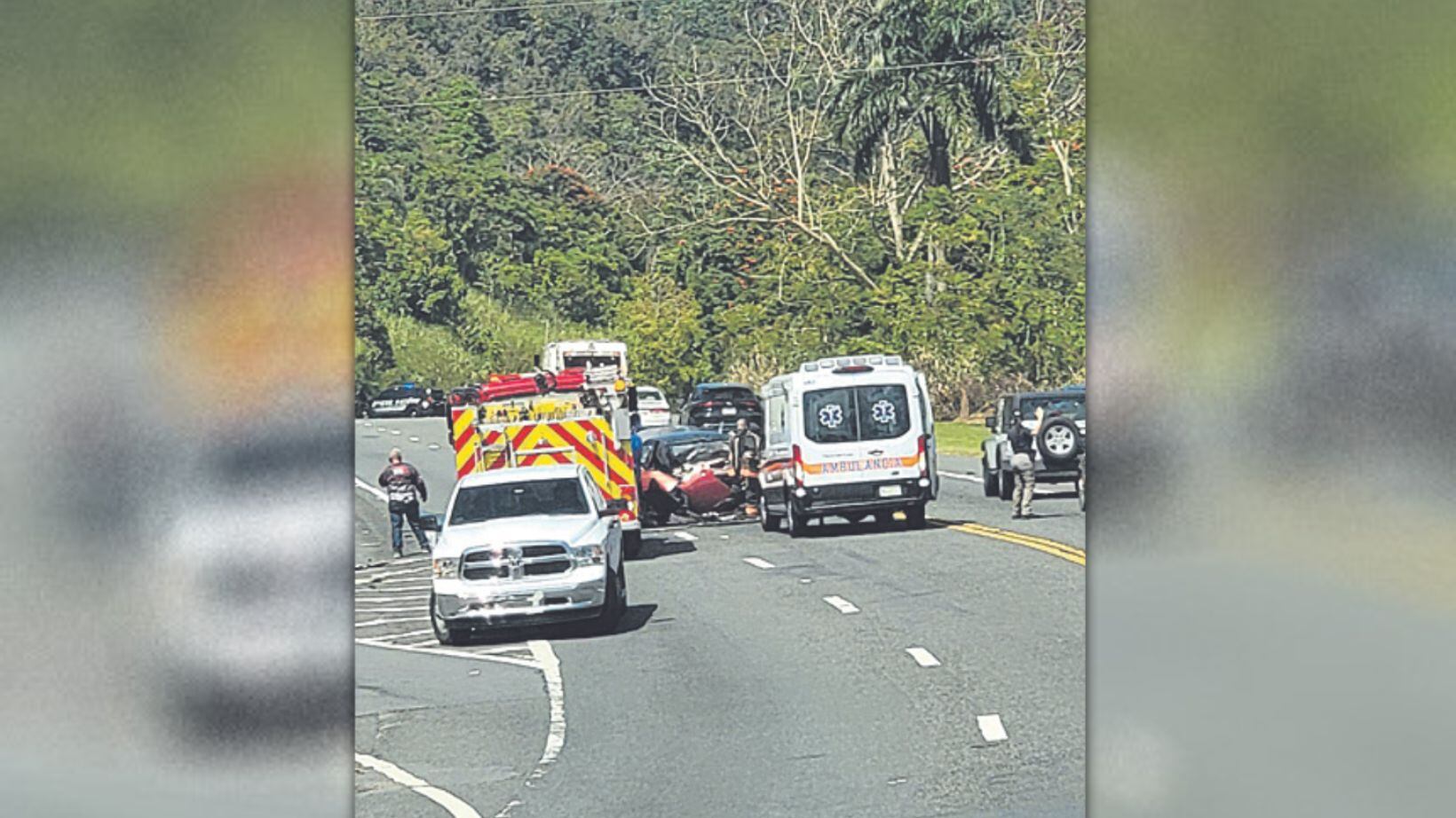 Vehículos de emergencia responden a un accidente de tránsito.