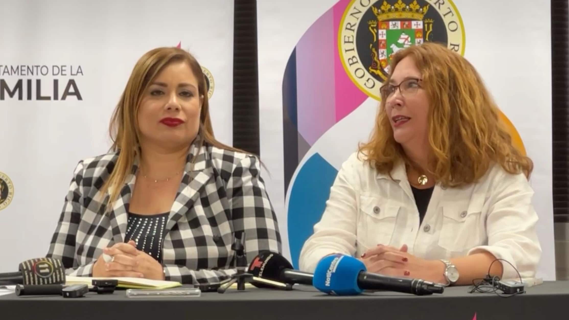 La subsecretaria del Departamento de la Familia (DF), Ciení Rodríguez, junto a la administradora de la Administración de Familias y Niños (ADFAN), Glenda Gerena Ríos,