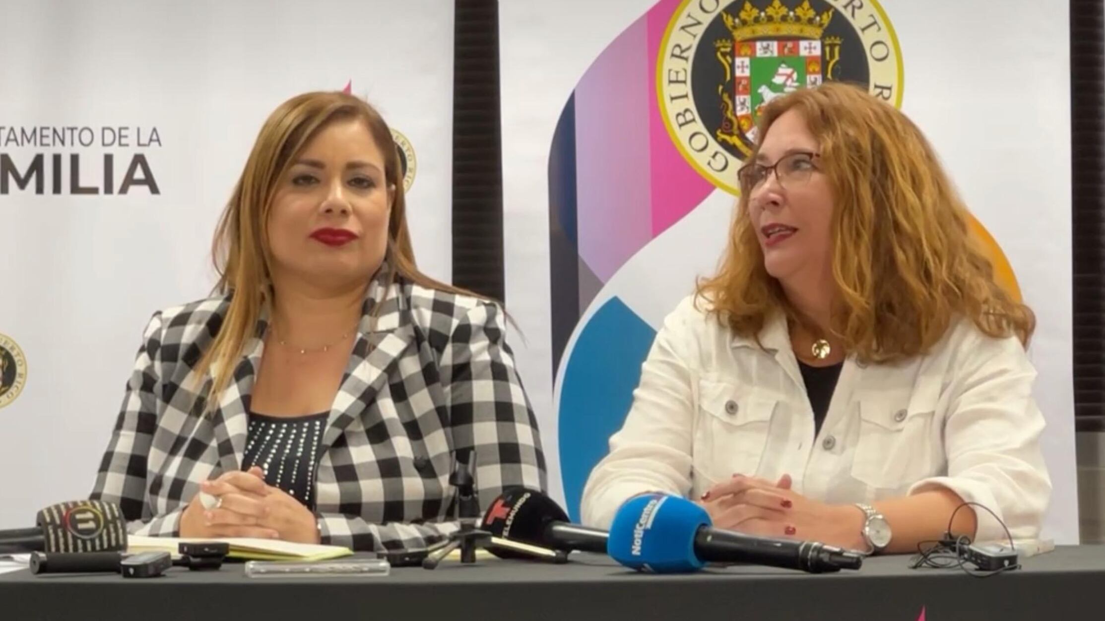 La subsecretaria del Departamento de la Familia (DF), Ciení Rodríguez, junto a la administradora de la Administración de Familias y Niños (ADFAN), Glenda Gerena Ríos,